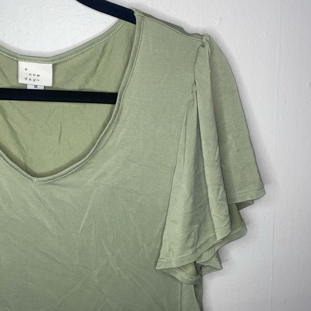🪿Adorable green women’s flowy top!